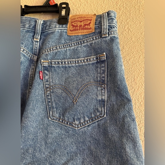 Levi's High Waisted Mom Shorts - Picture 3 of 4